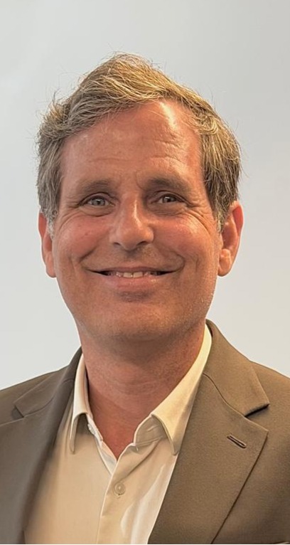 Vitor Marques, consultor imobiliário associado à RE/MAX AZURE